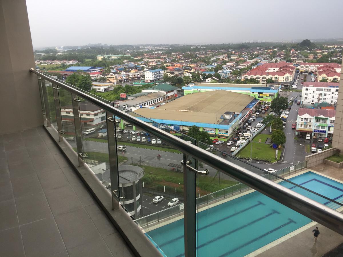 Bernard Holiday Home @ Imperial Suites Kuching Buitenkant foto